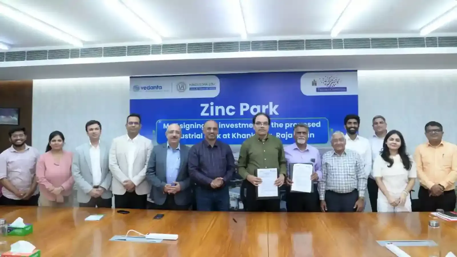 भीलवाड़ा के खानखला में देश का पहला जिंक पार्क स्थापित करने के लिए एमओयू पर हस्ताक्षर करते अधिकारी। भीलवाड़ा के खानखला में देश का पहला जिंक पार्क स्थापित करने के लिए एमओयू पर हस्ताक्षर करते अधिकारी।