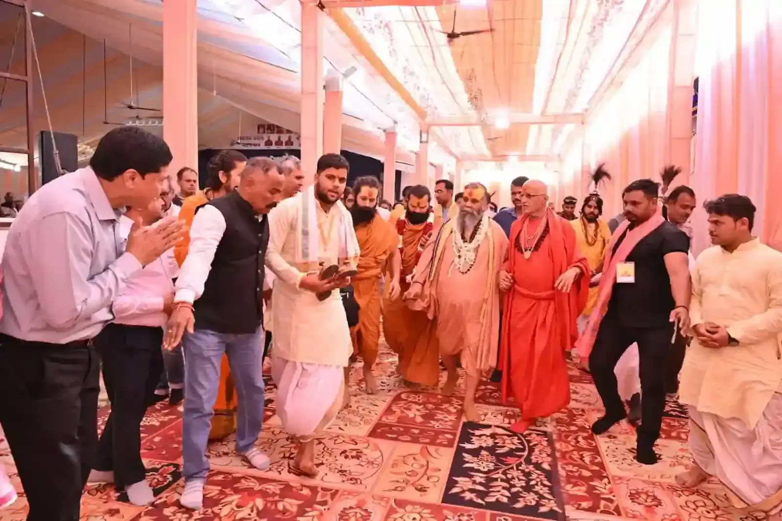 हरि शेवा आश्रम भीलवाड़ा में सनातन मंगल महोत्सव के दौरान मंच पर विराजमान संत और श्रद्धालु। हरि शेवा आश्रम भीलवाड़ा में सनातन मंगल महोत्सव के दौरान मंच पर विराजमान संत और श्रद्धालु।