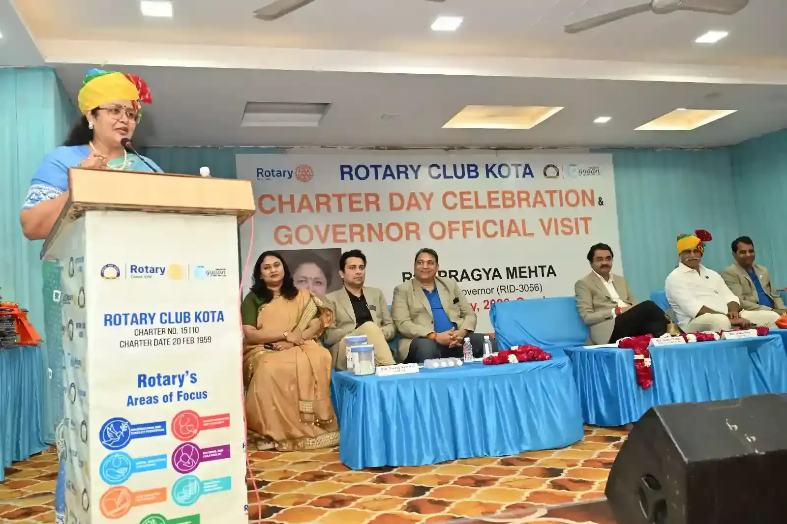 रोटरी क्लब कोटा द्वारा स्कूल बैग और हॉस्पिटल बेड वितरण समारोह का दृश्य।