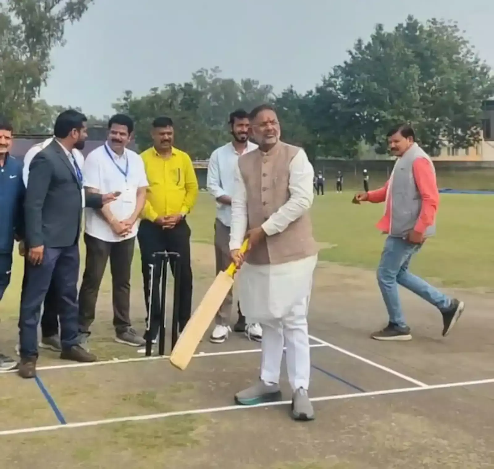 कोटा के जेके पेवेलियन क्रिकेट मैदान पर कोटा प्रीमियर लीग मैच के दौरान खिलाड़ी और अतिथि।