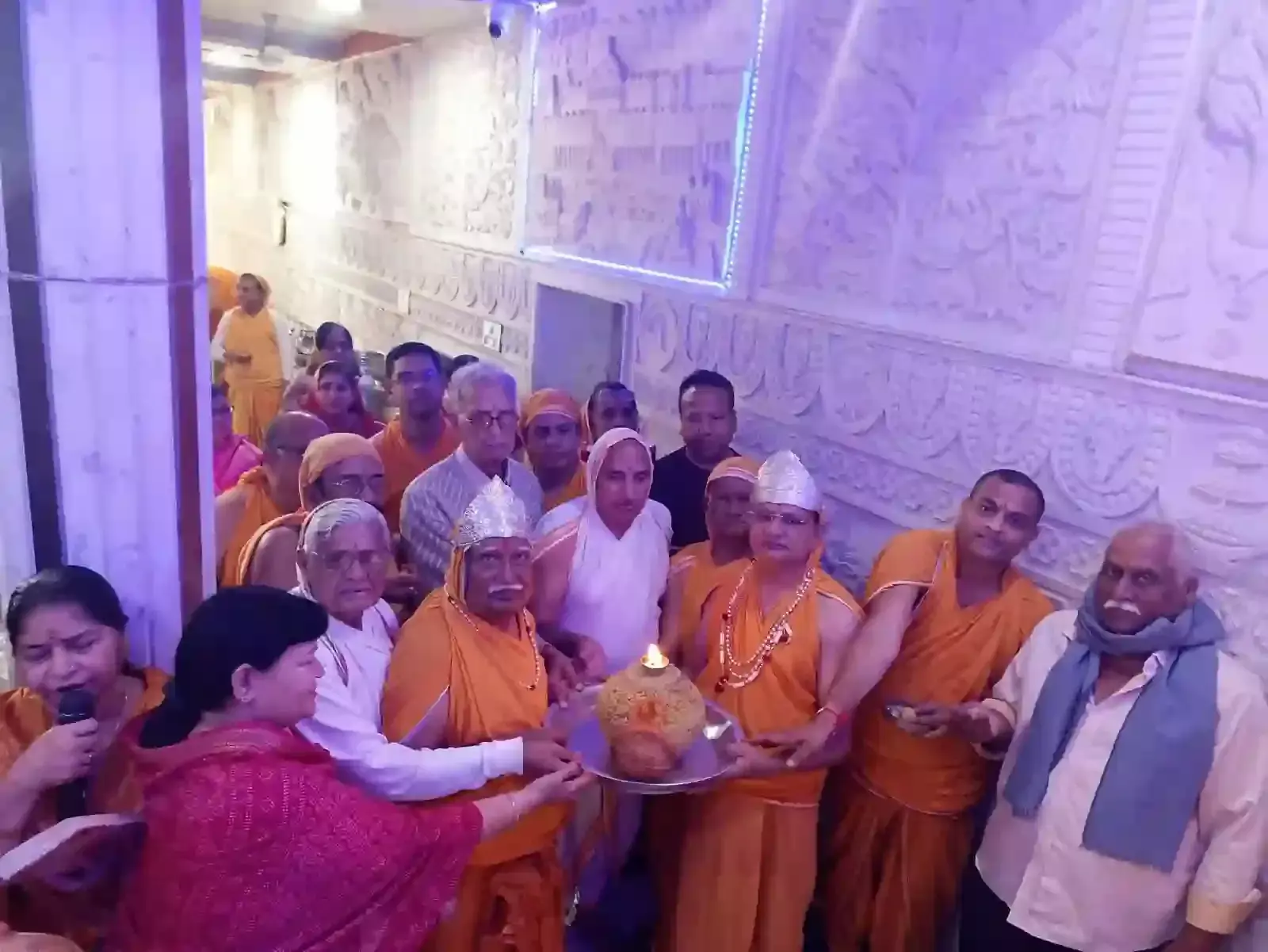 कोटा के विज्ञान नगर जैन मंदिर में भगवान चंद्रप्रभु को निर्वाण मोदक अर्पित करते श्रद्धालु।