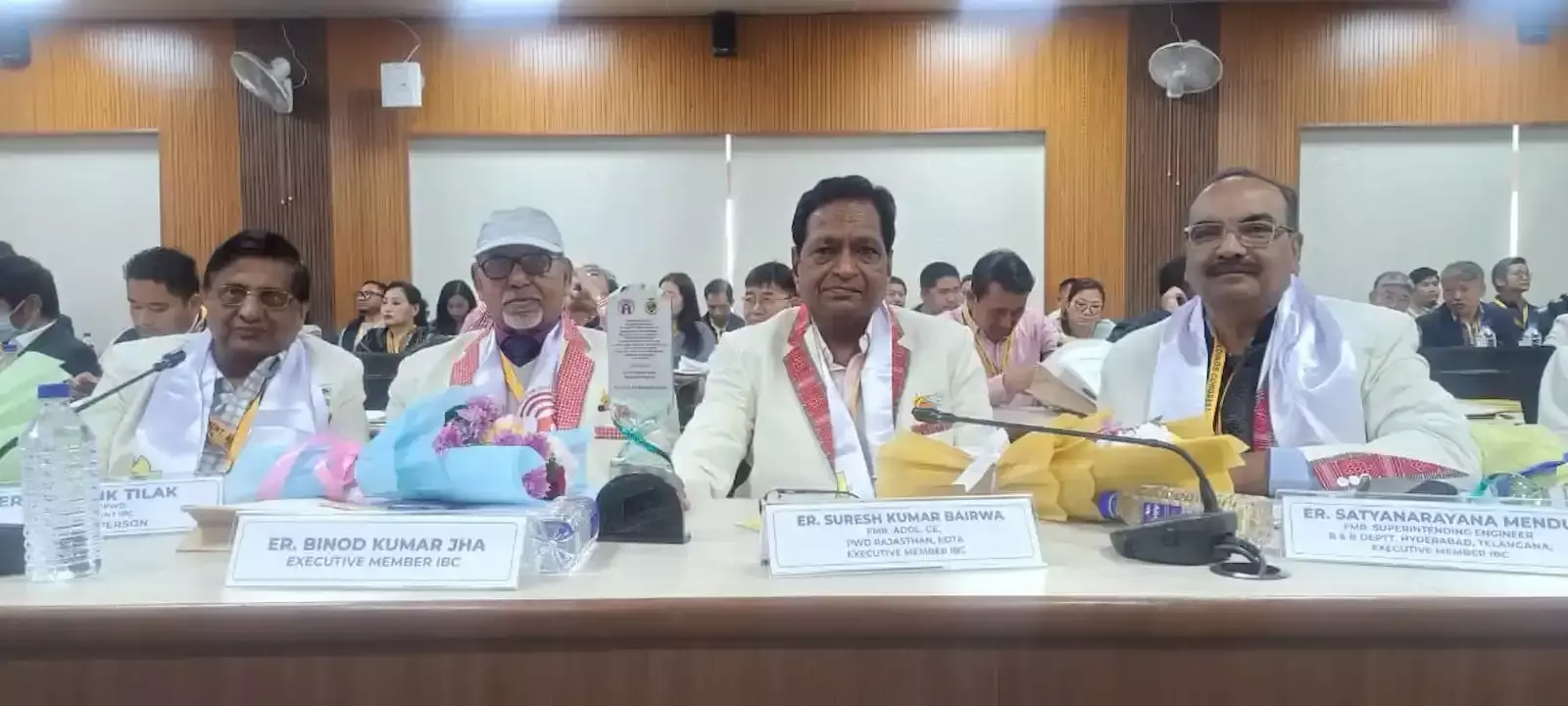 ईटानगर में आयोजित इंडियन बिल्डिंग कांग्रेस की बैठक में मंचासीन अतिथि और विशेषज्ञ सदस्य भवन निर्माण तकनीक पर चर्चा करते हुए।