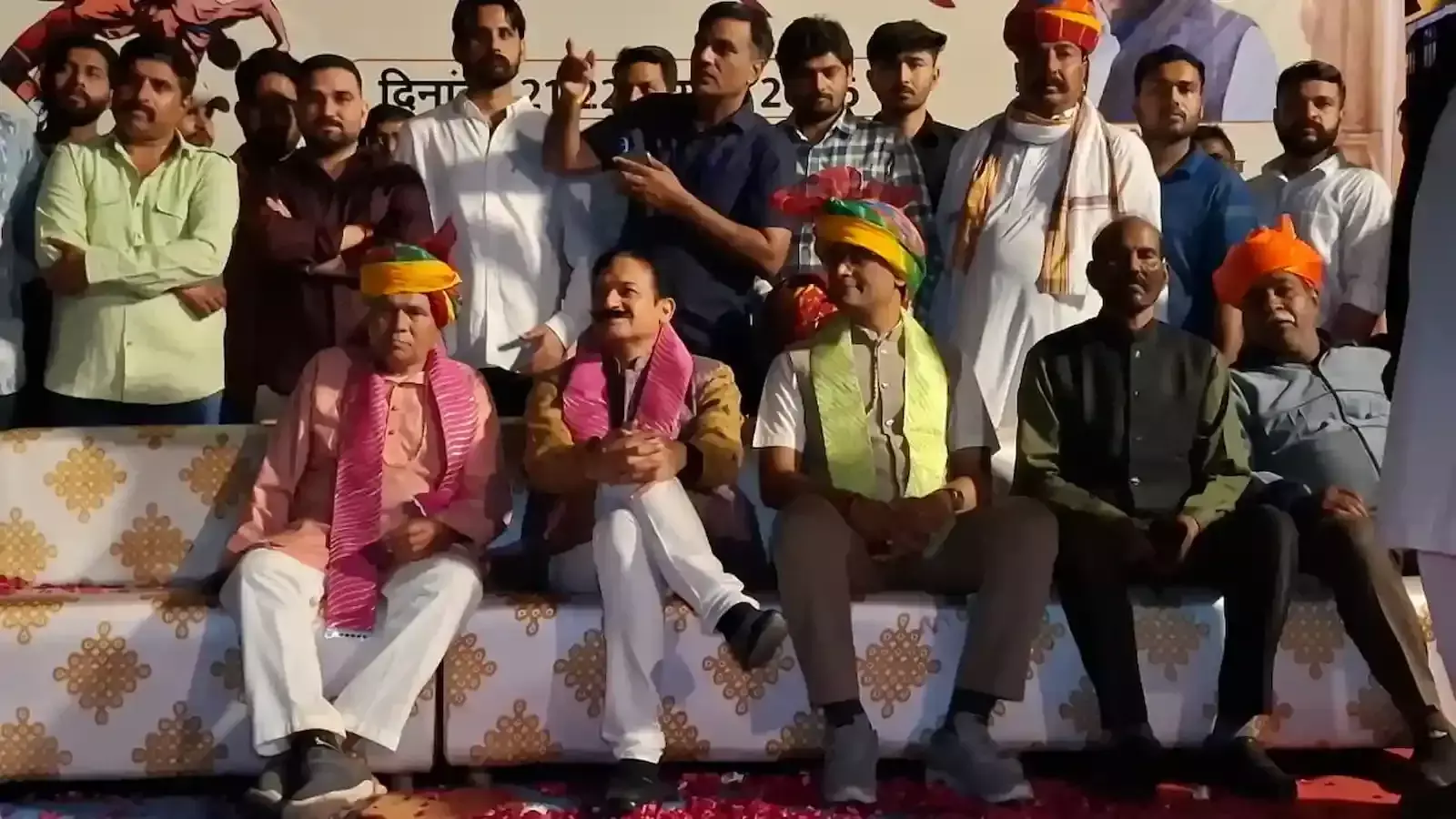 कोटा में आयोजित राजस्थान केसरी दंगल के दौरान अखाड़े में कुश्ती लड़ते हुए पुरुष पहलवानों का दृश्य। कोटा में आयोजित राजस्थान केसरी दंगल के दौरान अखाड़े में कुश्ती लड़ते हुए पुरुष पहलवानों का दृश्य।