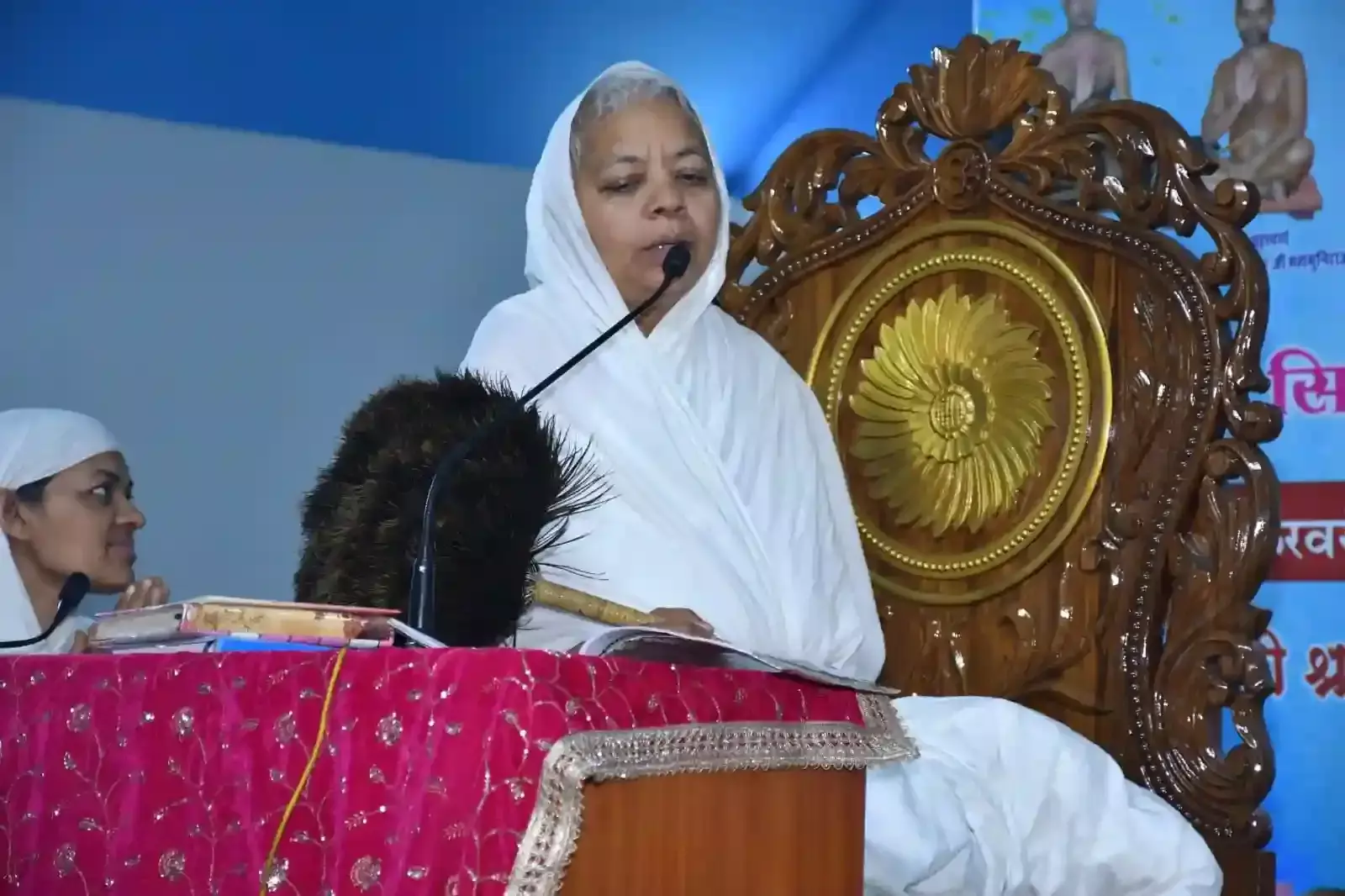 कोटा के जैन मंदिर में सिद्धचक्र महामंडल विधान के दौरान धार्मिक अनुष्ठान करते श्रद्धालु और उपस्थित जनसमूह। कोटा के जैन मंदिर में सिद्धचक्र महामंडल विधान के दौरान धार्मिक अनुष्ठान करते श्रद्धालु और उपस्थित जनसमूह।