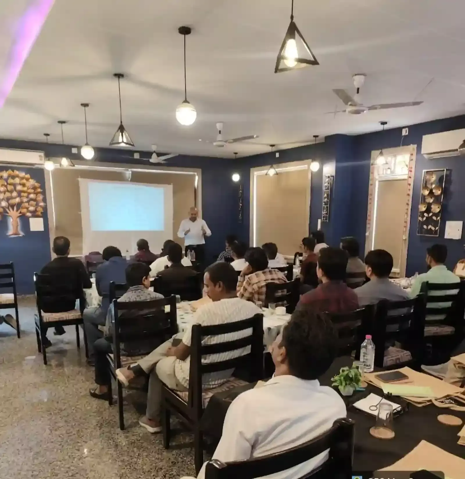 आमेट के कृष्णा गार्डन में औद्योगिक जागरूकता बैठक के दौरान उपस्थित युवा और स्थानीय उद्यमी। आमेट के कृष्णा गार्डन में औद्योगिक जागरूकता बैठक के दौरान उपस्थित युवा और स्थानीय उद्यमी।