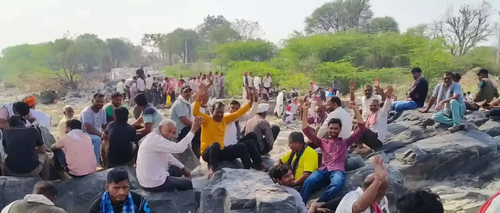 सिरोड़ी गांव के शमशान घाट पर मूलभूत सुविधाओं की मांग को लेकर प्रदर्शन करते हुए ग्रामीण।