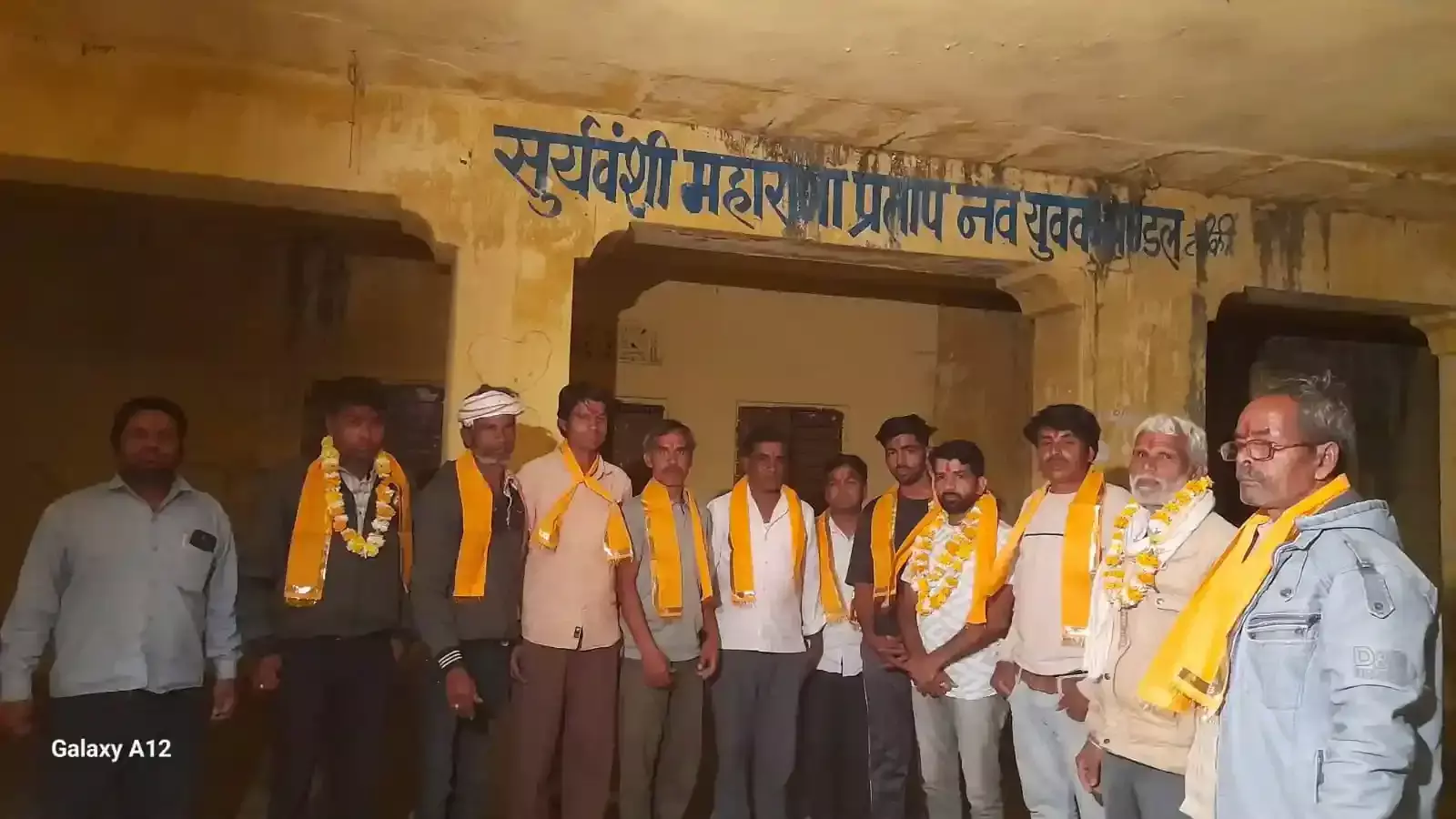 लिकी गांव में नवनिर्वाचित अध्यक्ष गणपत सुथार और ग्रामीण नवयुवक मंडल कार्यालय के बाहर शपथ लेते हुए। लिकी गांव में नवनिर्वाचित अध्यक्ष गणपत सुथार और ग्रामीण नवयुवक मंडल कार्यालय के बाहर शपथ लेते हुए।