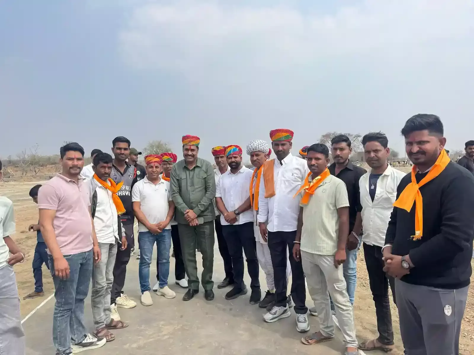कमेरी खेल मैदान में क्रिकेट प्रतियोगिता के दौरान अतिथि रणजीत सिंह रावत और ग्रामीण खिलाड़ी उपस्थित हैं। कमेरी खेल मैदान में क्रिकेट प्रतियोगिता के दौरान अतिथि रणजीत सिंह रावत और ग्रामीण खिलाड़ी उपस्थित हैं।