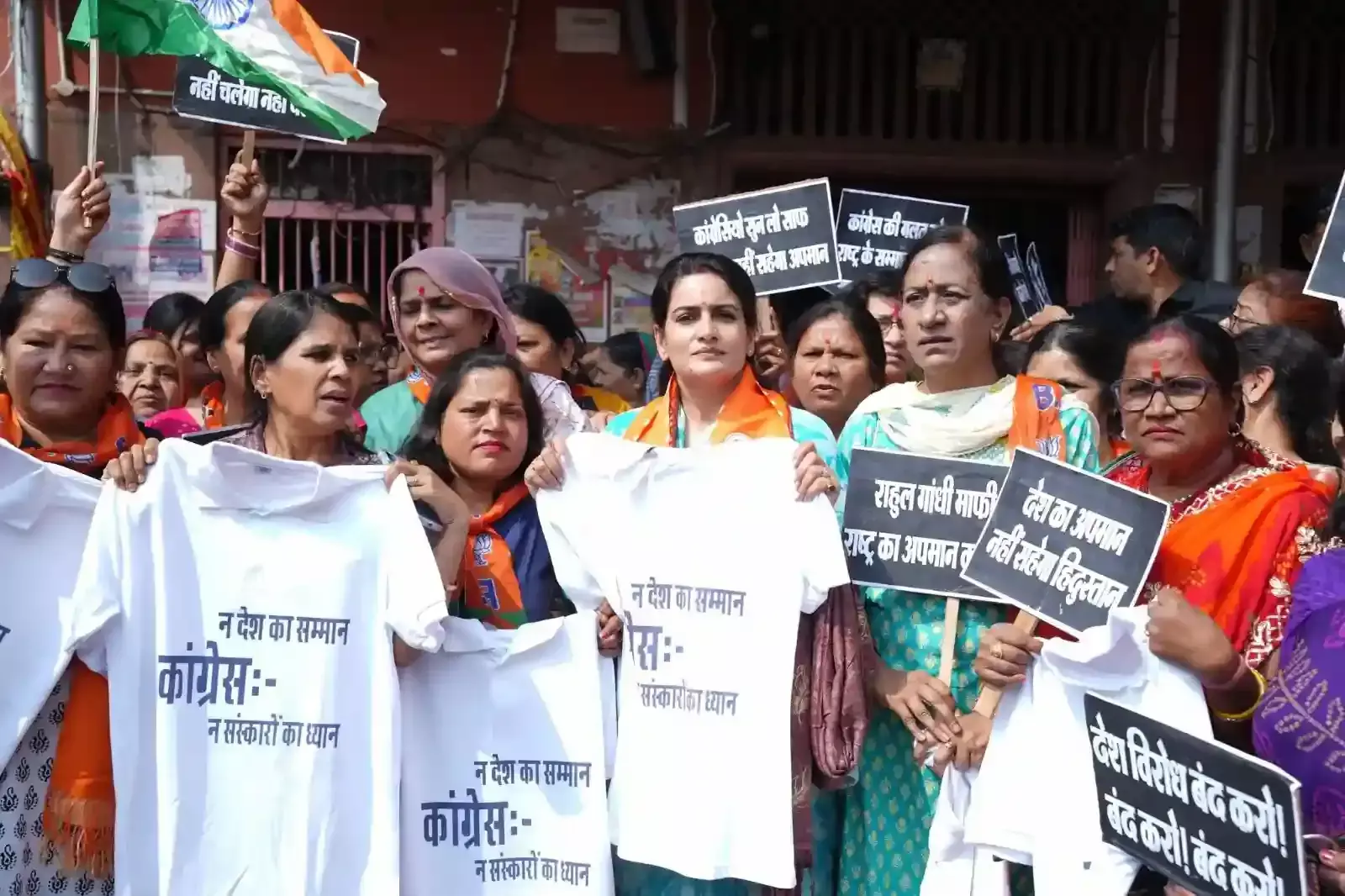 जयपुर के चांदपोल बाजार में यूथ कांग्रेस के खिलाफ विरोध प्रदर्शन करती भाजपा महिला मोर्चा की कार्यकर्ता।