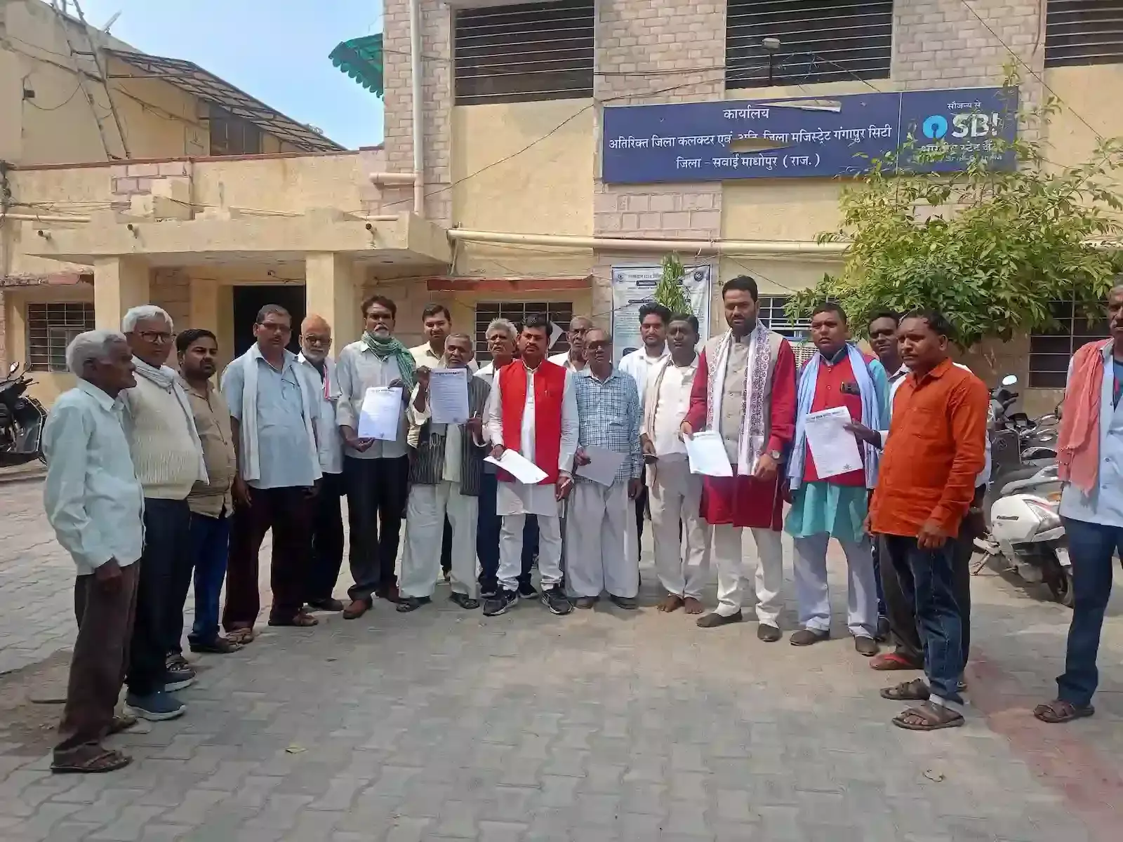 कन्डेरा समाज के लोग करौली जिला मुख्यालय पर कल्याण बोर्ड गठन हेतु ज्ञापन देते हुए।