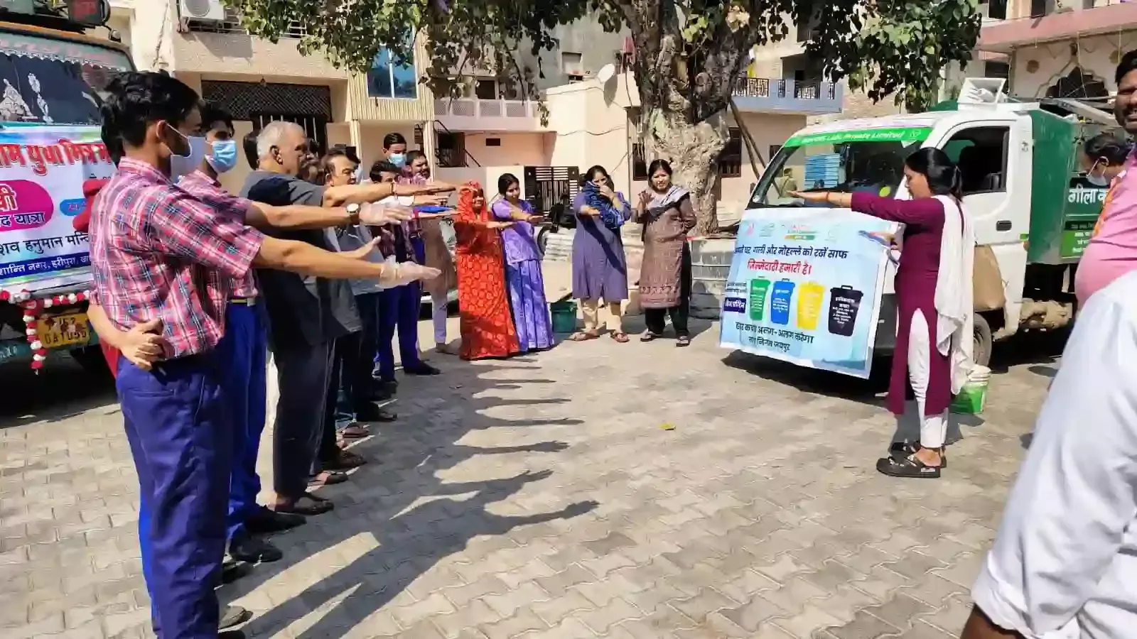 जयपुर के वार्ड 44 में विद्यार्थी और नगर निगम टीम निवासियों को स्वच्छता की शपथ दिलाते हुए।