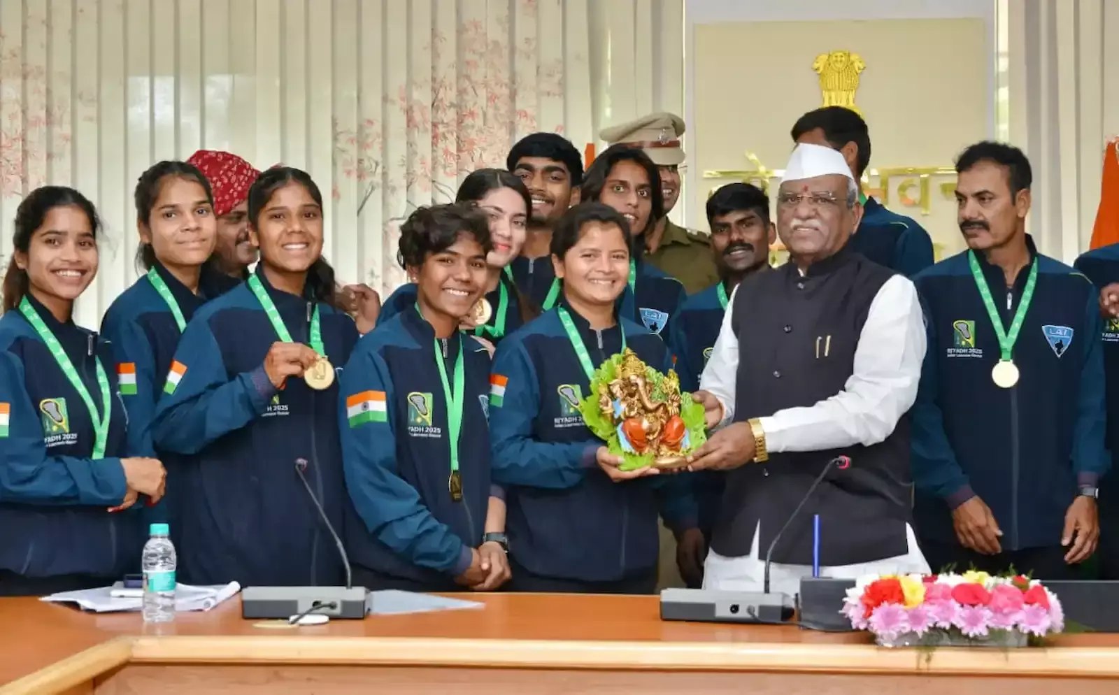 जयपुर के लोकभवन में राज्यपाल हरिभाऊ बागडे लैक्रोज खिलाड़ियों के साथ संवाद करते हुए दिख रहे हैं।