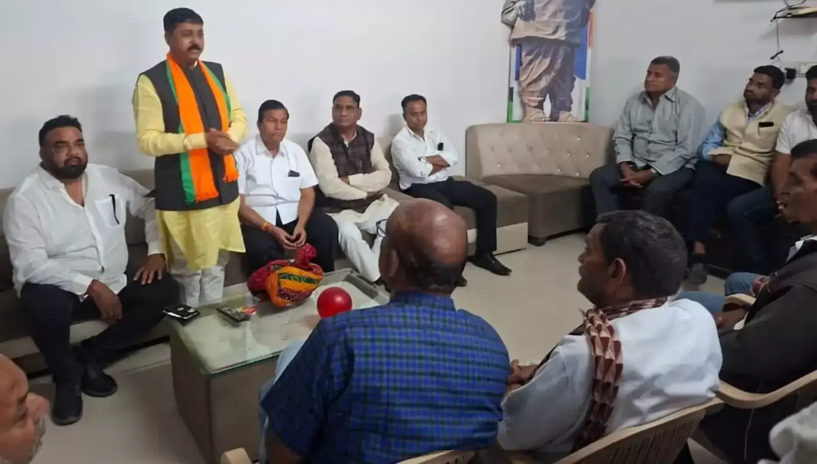 ब्यावर में विधायक कार्यालय के बाहर पीएम मोदी की जनसभा की तैयारी हेतु एकत्रित हुए भाजपा कार्यकर्ता और पदाधिकारी। ब्यावर में विधायक कार्यालय के बाहर पीएम मोदी की जनसभा की तैयारी हेतु एकत्रित हुए भाजपा कार्यकर्ता और पदाधिकारी।
