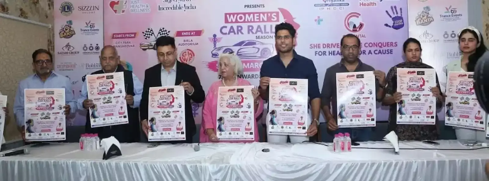 जयपुर के जय क्लब में अतिथियों द्वारा पिंक वुमनिया कार रैली का पोस्टर और ट्रॉफी दिखाई जा रही है। जयपुर के जय क्लब में अतिथियों द्वारा पिंक वुमनिया कार रैली का पोस्टर और ट्रॉफी दिखाई जा रही है।