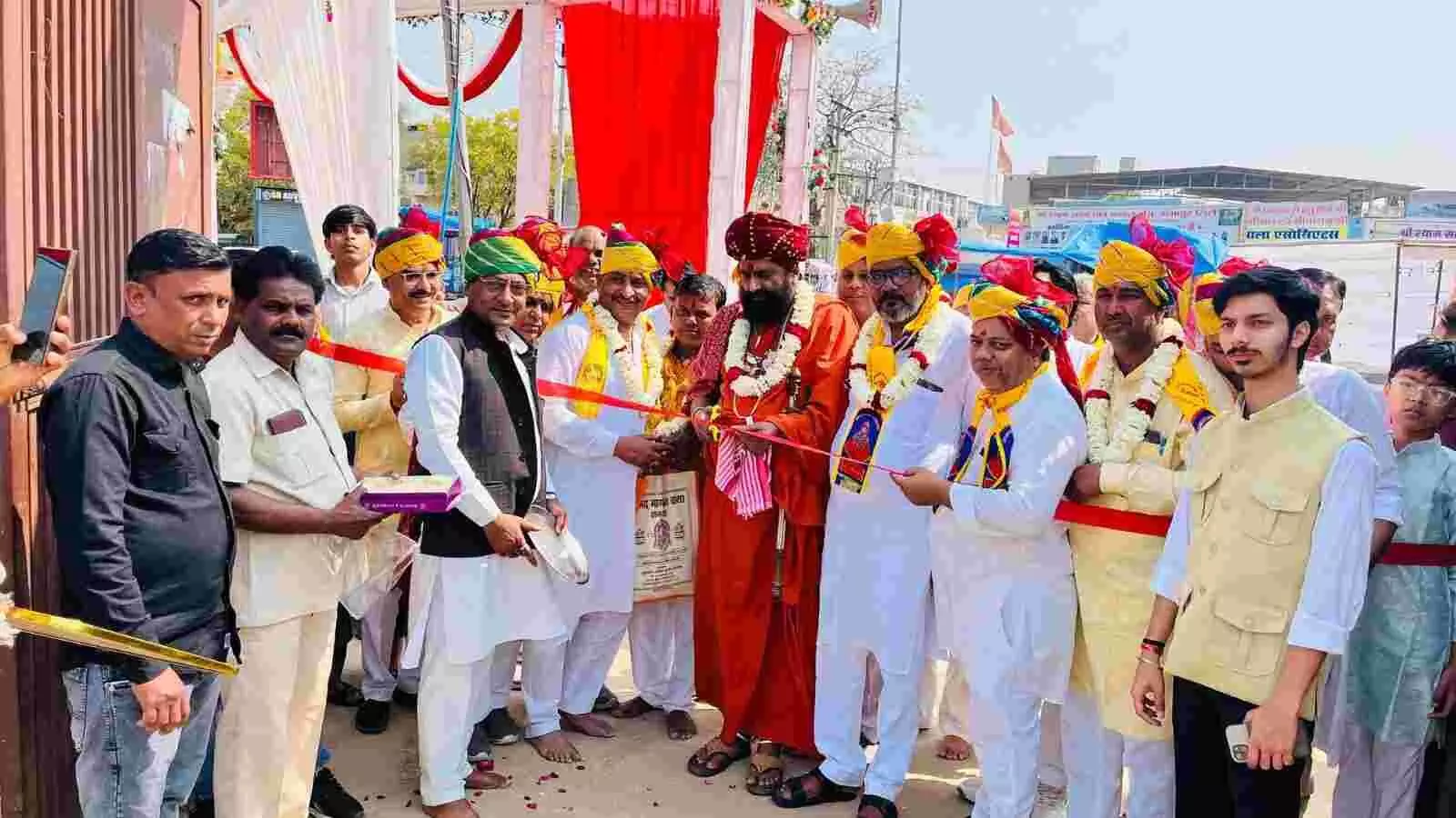 कुशालगढ़ में सतरंगी फाल्गुन मेले के दौरान भव्य निशान यात्रा निकालते श्रद्धालु और सजे हुए रथ। कुशालगढ़ में सतरंगी फाल्गुन मेले के दौरान भव्य निशान यात्रा निकालते श्रद्धालु और सजे हुए रथ।