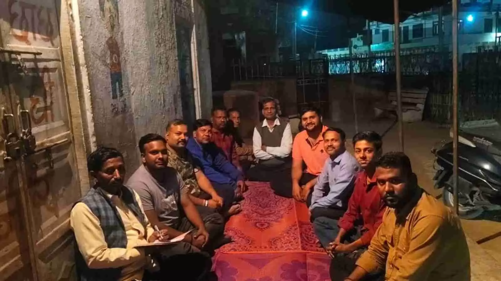 सवाई माधोपुर में फाग उत्सव की तैयारियों के लिए बैठक करते स्थानीय लोग और पूर्व पार्षद। सवाई माधोपुर में फाग उत्सव की तैयारियों के लिए बैठक करते स्थानीय लोग और पूर्व पार्षद।