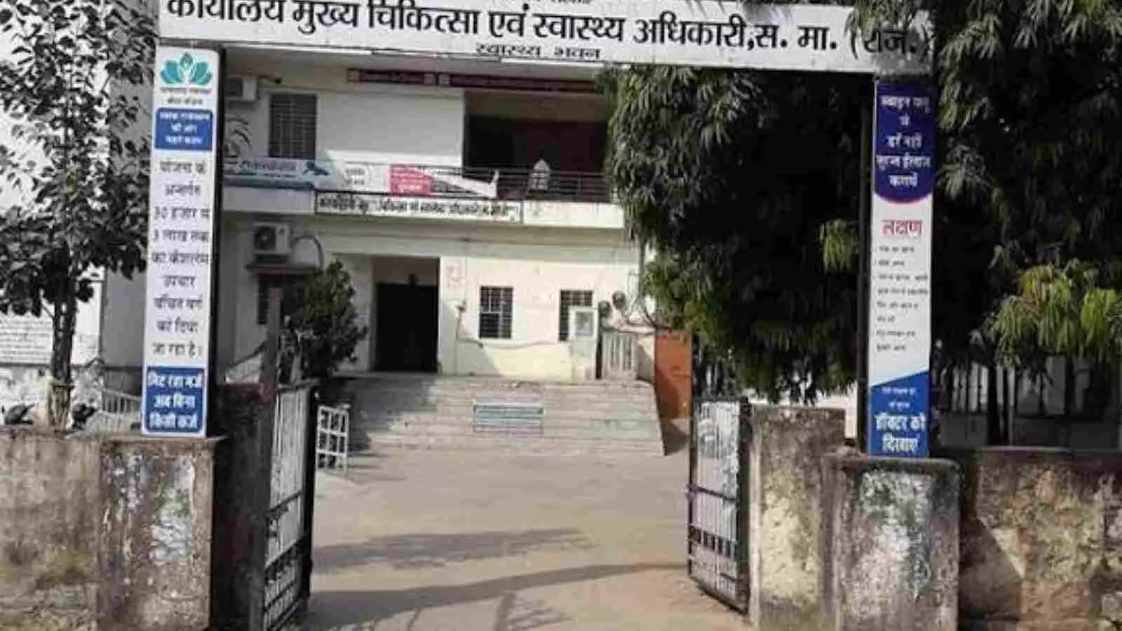 सवाई माधोपुर के बाजार में स्थित एक पैथोलॉजी लैब के बाहर जांच के लिए खड़े मरीज और मेडिकल बोर्ड। सवाई माधोपुर के बाजार में स्थित एक पैथोलॉजी लैब के बाहर जांच के लिए खड़े मरीज और मेडिकल बोर्ड।