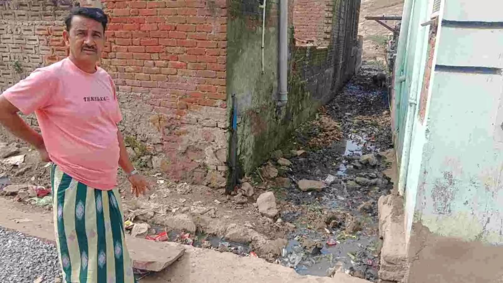 सवाई माधोपुर के अंसारी मोहल्ला की गली में जमा गंदगी और जलभराव का दृश्य। सवाई माधोपुर के अंसारी मोहल्ला की गली में जमा गंदगी और जलभराव का दृश्य।