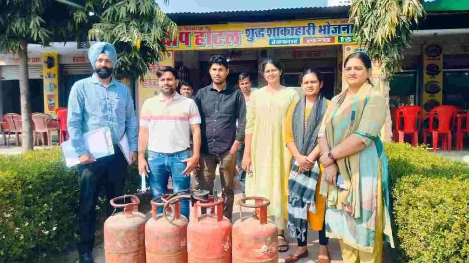 भरतपुर के वैर में होटल से जब्त किए गए अवैध घरेलू एलपीजी गैस सिलेंडर।
