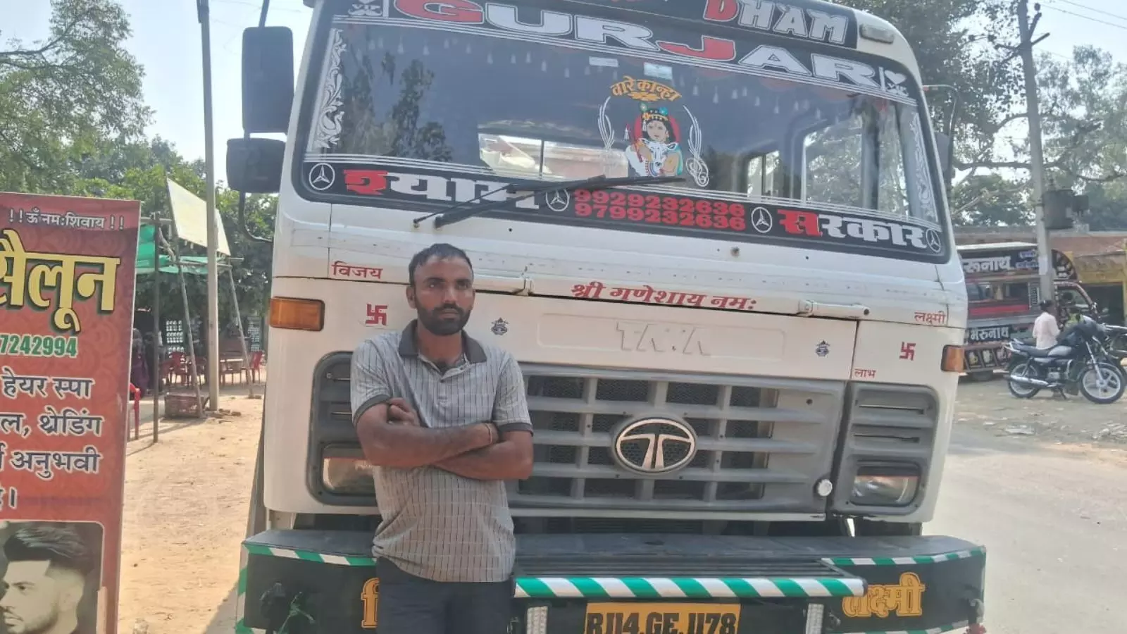 नेशनल हाईवे पर खड़ा ट्रक और पुलिस पेट्रोलिंग गाड़ी तेल चोरी की घटनाओं के संदर्भ में।