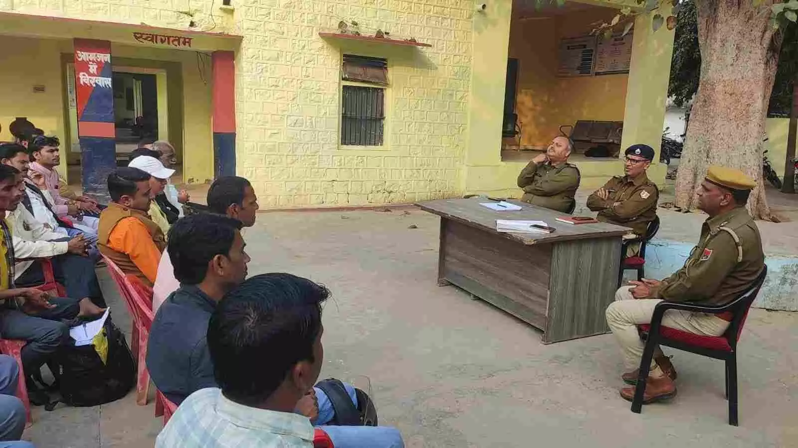भुसावर थाना परिसर में पुलिस अधिकारियों और सीएलजी सदस्यों के बीच होली पर्व की तैयारी बैठक।