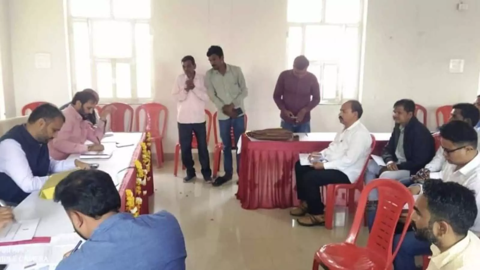 बारां के शाहबाद में जिला कलेक्टर रोहिताश्व सिंह तोमर अधिकारियों के साथ विकास कार्यों की समीक्षा बैठक करते हुए। बारां के शाहबाद में जिला कलेक्टर रोहिताश्व सिंह तोमर अधिकारियों के साथ विकास कार्यों की समीक्षा बैठक करते हुए।