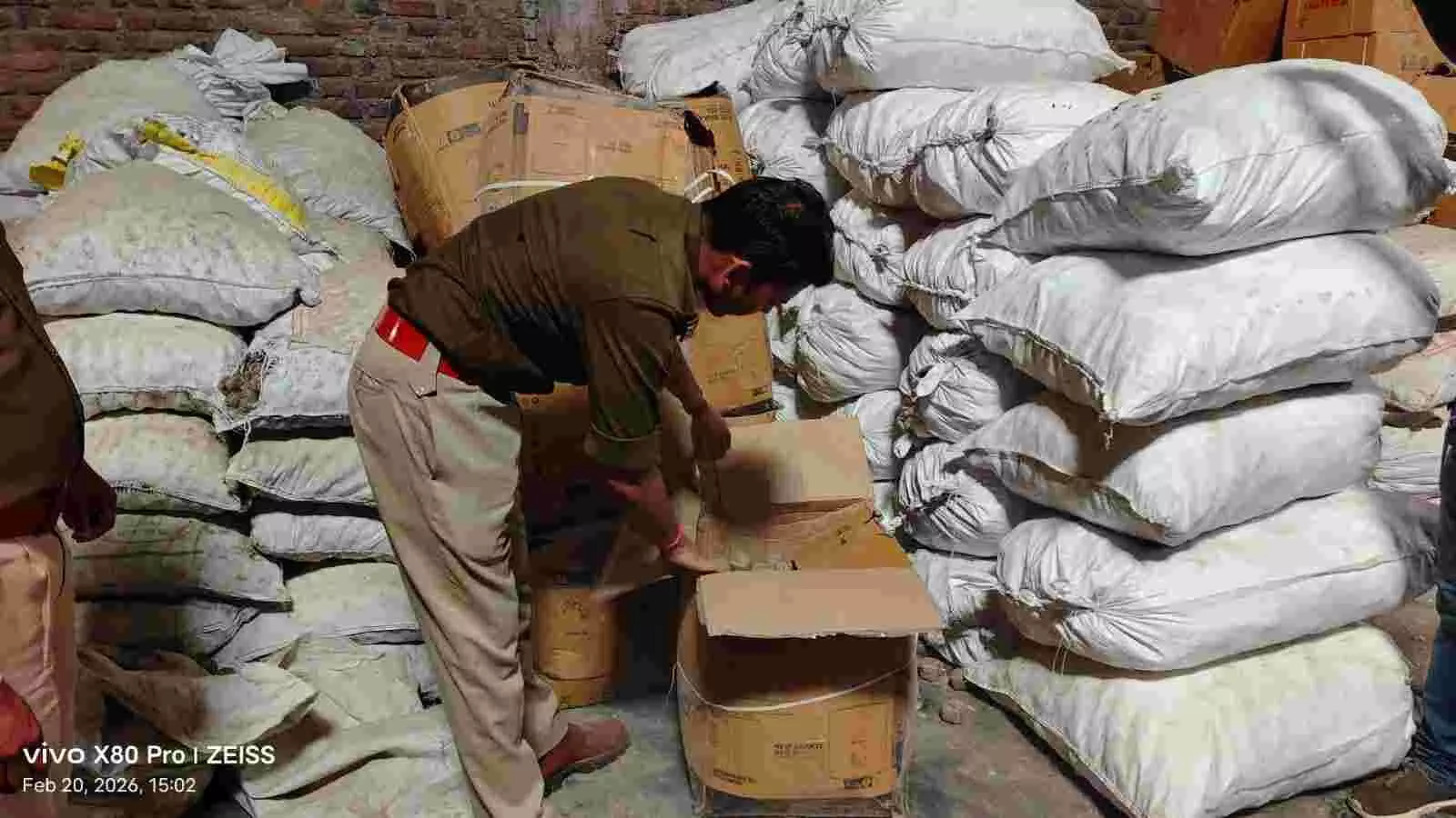 बारां में अटरू रोड स्थित गोदाम पर पुलिस और प्रशासनिक अधिकारी अवैध विस्फोटक सामग्री की जांच करते हुए। बारां में अटरू रोड स्थित गोदाम पर पुलिस और प्रशासनिक अधिकारी अवैध विस्फोटक सामग्री की जांच करते हुए।