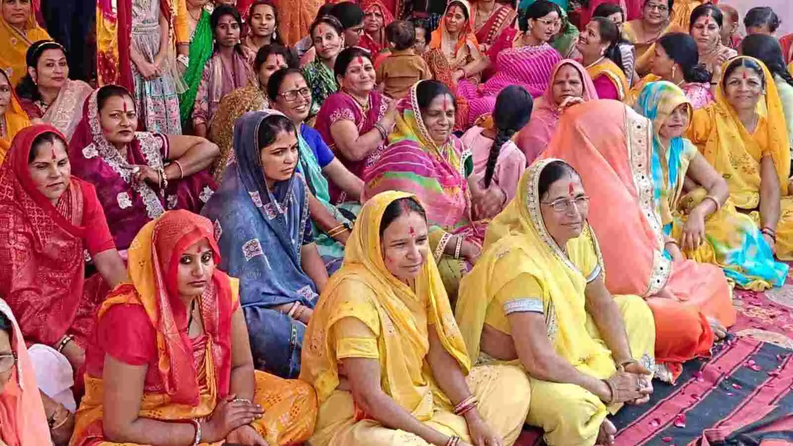 पशुपतिनाथ मंदिर कोटा में फागोत्सव के दौरान राधा कृष्ण की झांकी के साथ फूलों की होली खेलती महिलाएं। पशुपतिनाथ मंदिर कोटा में फागोत्सव के दौरान राधा कृष्ण की झांकी के साथ फूलों की होली खेलती महिलाएं।