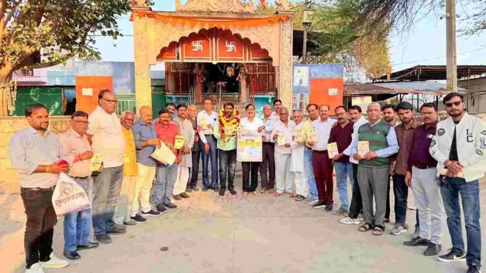कोटा के गणेश पाल मंदिर में सामूहिक विवाह के निमंत्रण पूजन के दौरान उपस्थित समाजजन। कोटा के गणेश पाल मंदिर में सामूहिक विवाह के निमंत्रण पूजन के दौरान उपस्थित समाजजन।