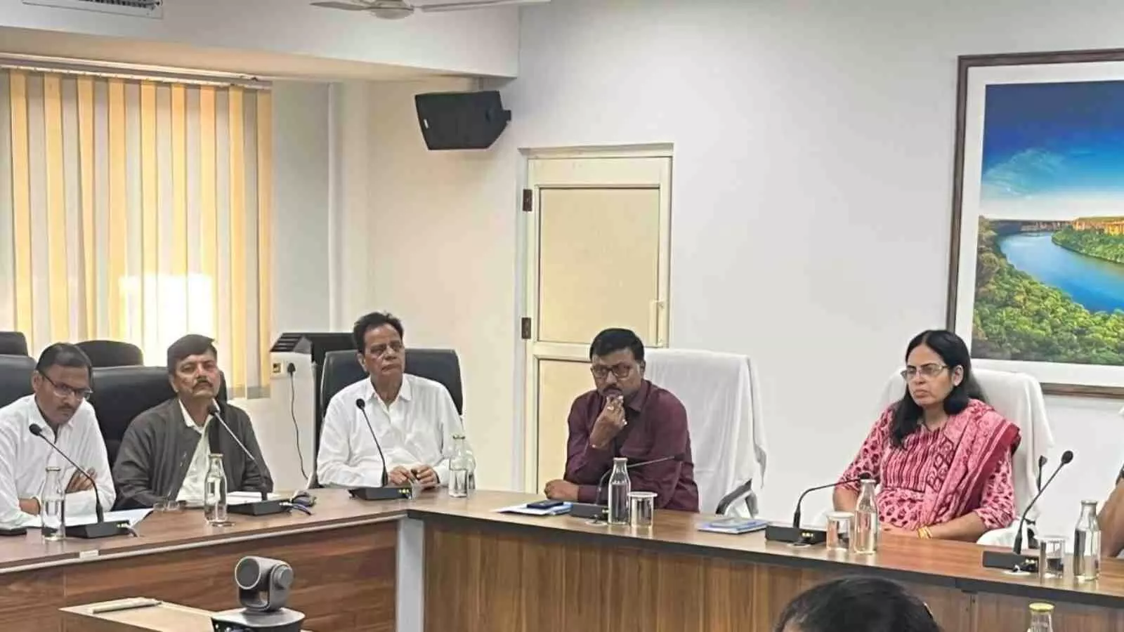 कोटा केडीए सभागार में एरोसिटी विकास योजना की बैठक में चर्चा करते अधिकारी और शहर के उद्यमी। कोटा केडीए सभागार में एरोसिटी विकास योजना की बैठक में चर्चा करते अधिकारी और शहर के उद्यमी।