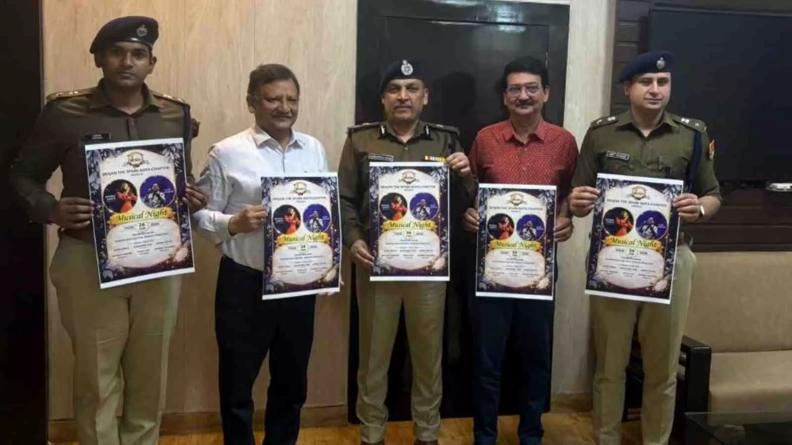 कोटा के सिटी पार्क में आयोजित होने वाली म्यूजिकल नाइट का पोस्टर विमोचन करते पुलिस अधिकारी और आयोजक। कोटा के सिटी पार्क में आयोजित होने वाली म्यूजिकल नाइट का पोस्टर विमोचन करते पुलिस अधिकारी और आयोजक।