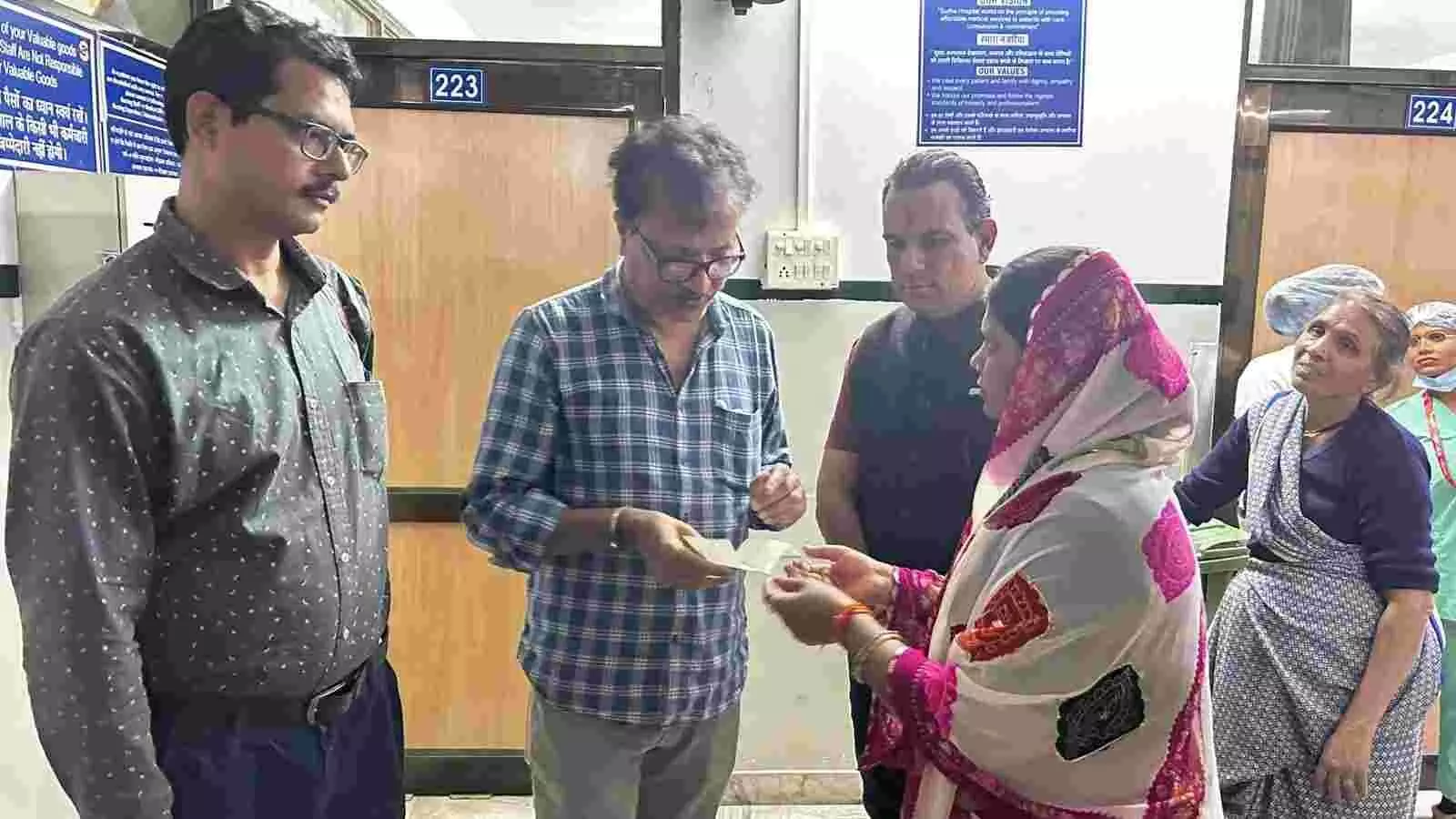 निजी अस्पताल में कांग्रेस नेता राखी गौतम घायल महिला को आर्थिक सहायता राशि प्रदान कर रही हैं। निजी अस्पताल में कांग्रेस नेता राखी गौतम घायल महिला को आर्थिक सहायता राशि प्रदान कर रही हैं।