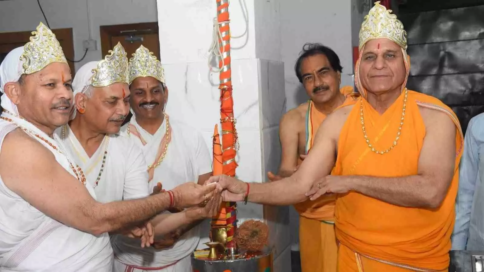 कोटा के तलवंडी जैन मंदिर में नंदीश्वर द्वीप विधान के दौरान धार्मिक अनुष्ठान करते हुए श्रद्धालु और आयोजक समूह। कोटा के तलवंडी जैन मंदिर में नंदीश्वर द्वीप विधान के दौरान धार्मिक अनुष्ठान करते हुए श्रद्धालु और आयोजक समूह।