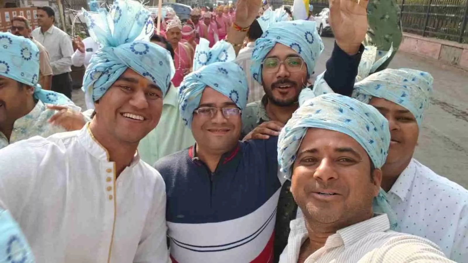 कोटा के महावीर नगर में कलश यात्रा के दौरान पैदल चलते जैन श्रद्धालु और आर्यिका माताजी। कोटा के महावीर नगर में कलश यात्रा के दौरान पैदल चलते जैन श्रद्धालु और आर्यिका माताजी।