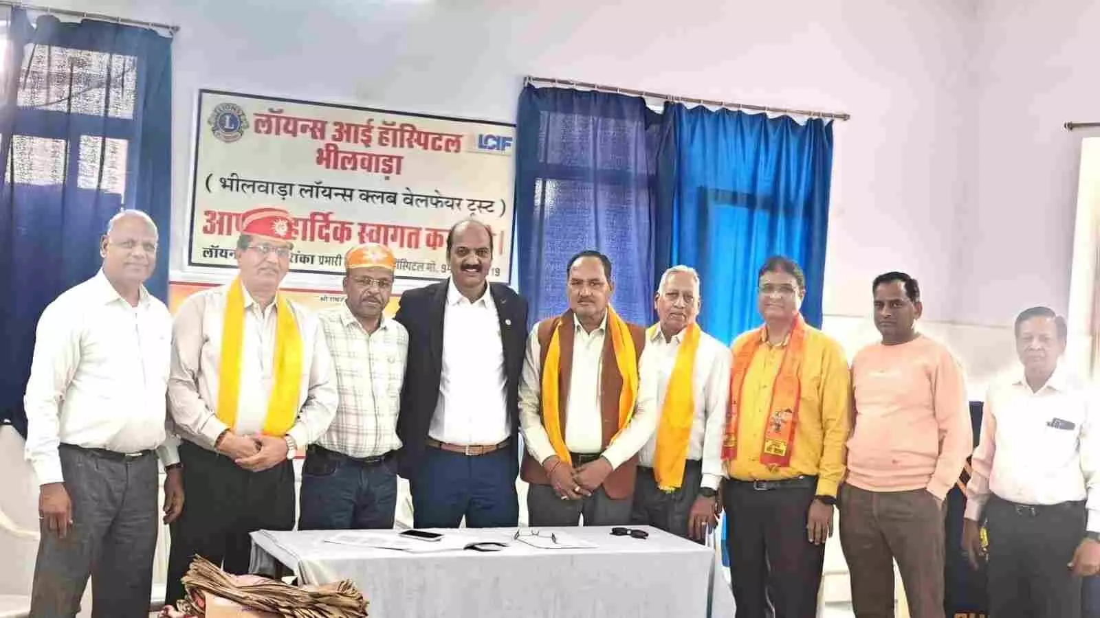 लायंस आई हॉस्पिटल भीलवाड़ा में नेत्र ऑपरेशन के बाद कम्बल प्राप्त करते हुए वृद्ध मरीज और खड़े अतिथि। लायंस आई हॉस्पिटल भीलवाड़ा में नेत्र ऑपरेशन के बाद कम्बल प्राप्त करते हुए वृद्ध मरीज और खड़े अतिथि।