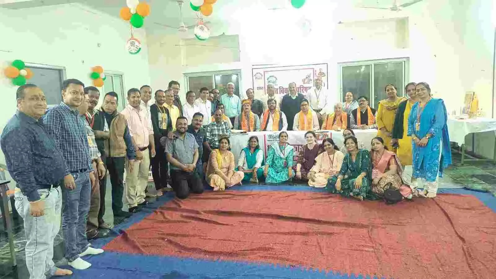 भीलवाड़ा में भारत विकास परिषद की बैठक में चुनावी प्रक्रिया के दौरान उपस्थित सदस्य और अतिथि। भीलवाड़ा में भारत विकास परिषद की बैठक में चुनावी प्रक्रिया के दौरान उपस्थित सदस्य और अतिथि।