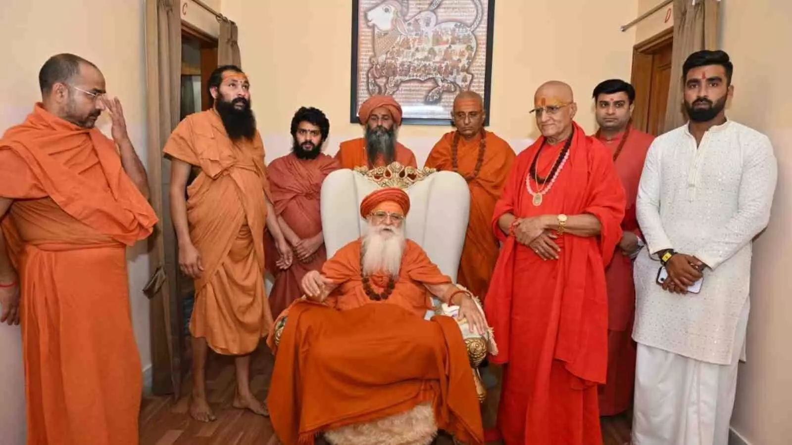 भीलवाड़ा की सड़कों पर सनातन मंगल महोत्सव के दौरान भव्य शोभायात्रा में चलते श्रद्धालु और झांकियां।