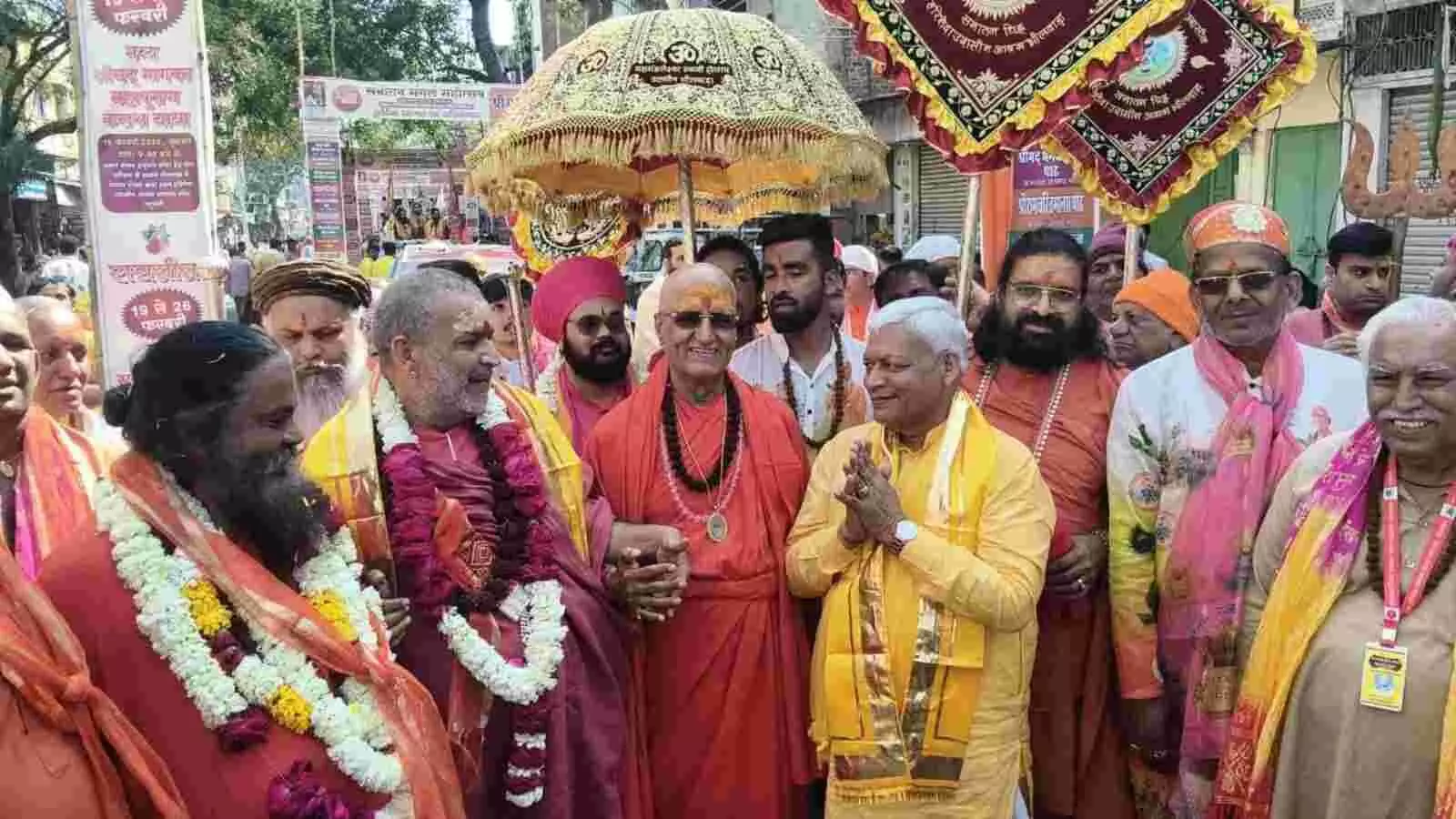 भीलवाड़ा की सड़कों पर सनातन मंगल महोत्सव की शोभायात्रा में भगवा ध्वज लहराते हुए श्रद्धालु। भीलवाड़ा की सड़कों पर सनातन मंगल महोत्सव की शोभायात्रा में भगवा ध्वज लहराते हुए श्रद्धालु।