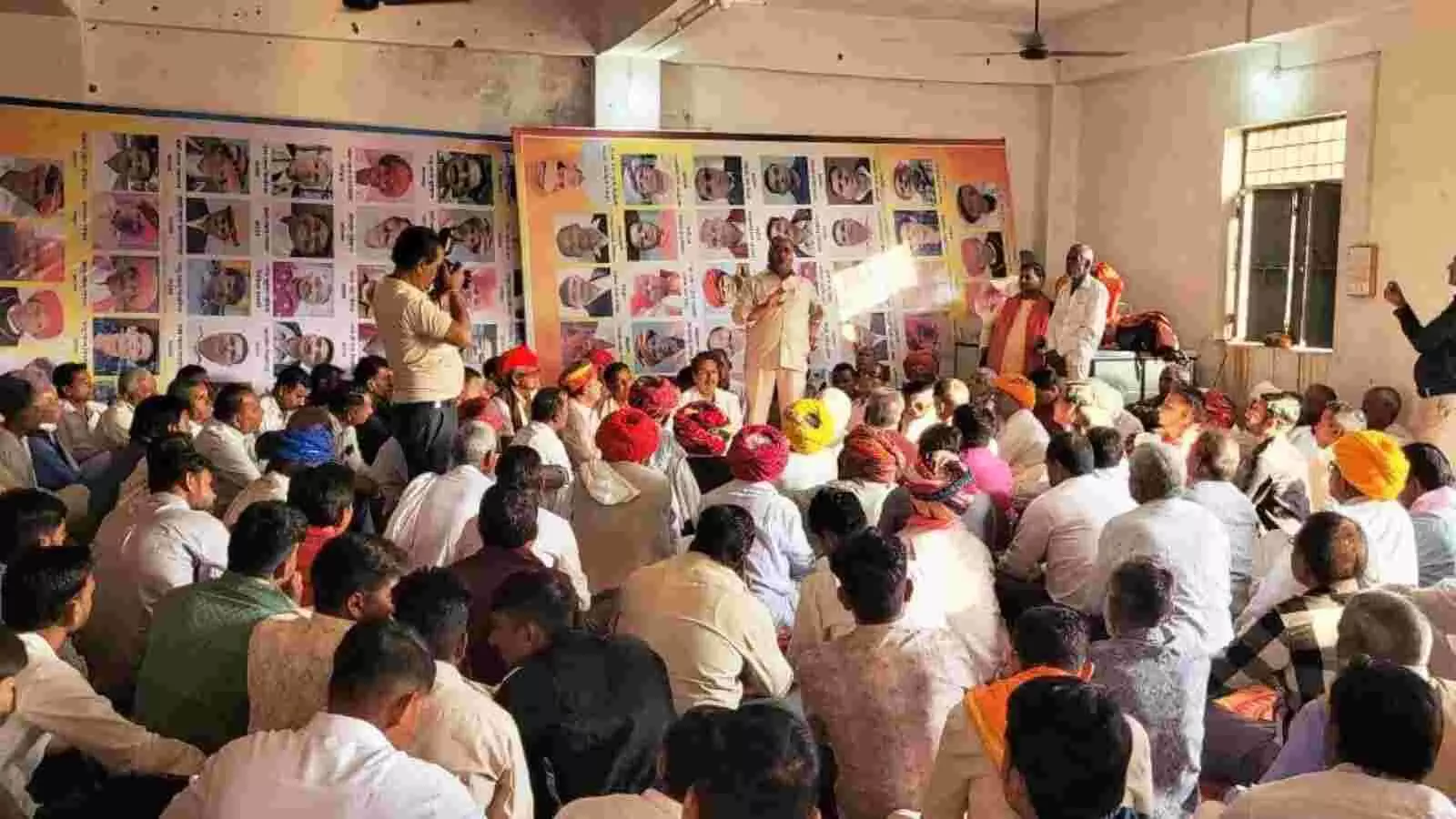 भीलवाड़ा के हनुमानजी मंदिर परिसर में माली समाज विकास संस्थान की बैठक में चर्चा करते पदाधिकारी और समाजजन। भीलवाड़ा के हनुमानजी मंदिर परिसर में माली समाज विकास संस्थान की बैठक में चर्चा करते पदाधिकारी और समाजजन।