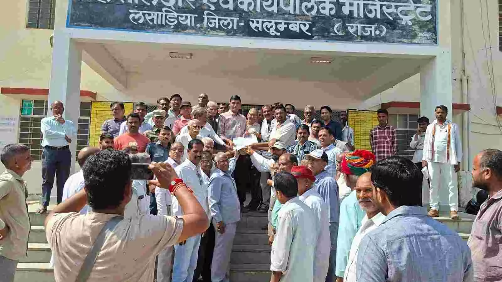 लसाड़िया उपखंड कार्यालय में सर्व समाज के प्रतिनिधि एसडीएम को यूजीसी कानून के खिलाफ ज्ञापन देते हुए। लसाड़िया उपखंड कार्यालय में सर्व समाज के प्रतिनिधि एसडीएम को यूजीसी कानून के खिलाफ ज्ञापन देते हुए।