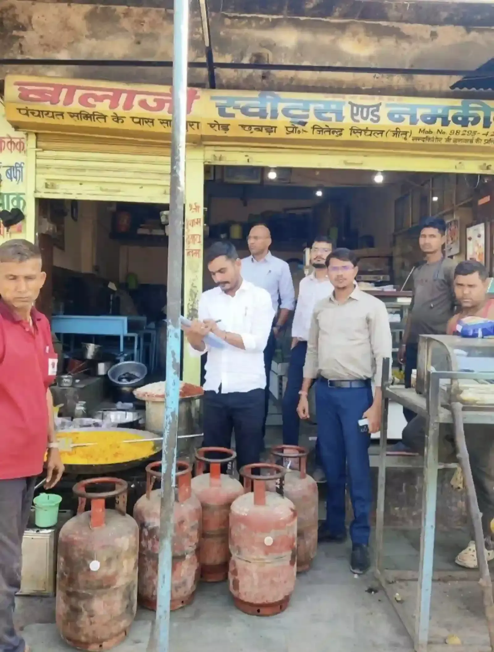 छबड़ा में रसद विभाग के प्रवर्तन निरीक्षकों द्वारा जब्त किए गए पांच घरेलू एलपीजी गैस सिलेण्डर दिख रहे हैं। छबड़ा में रसद विभाग के प्रवर्तन निरीक्षकों द्वारा जब्त किए गए पांच घरेलू एलपीजी गैस सिलेण्डर दिख रहे हैं।
