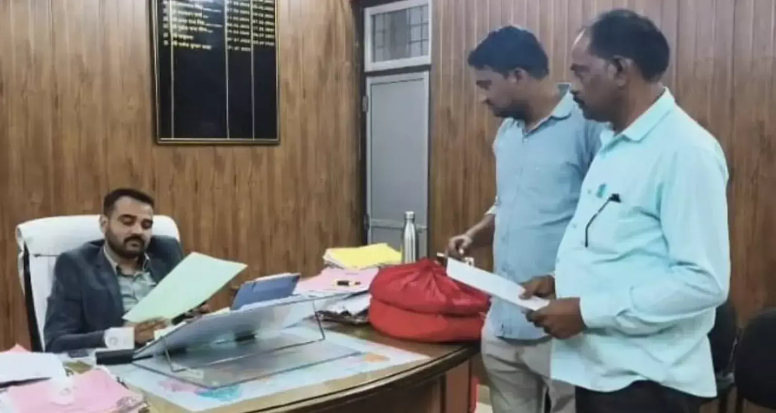 किशनगंज में हथियादह सिंचाई परियोजना के पीड़ित ग्रामीण उचित मुआवजे के लिए प्रशासनिक अधिकारी को ज्ञापन देते हुए। किशनगंज में हथियादह सिंचाई परियोजना के पीड़ित ग्रामीण उचित मुआवजे के लिए प्रशासनिक अधिकारी को ज्ञापन देते हुए।