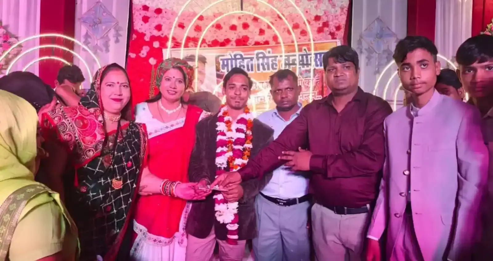 हिंडौन सिटी में विधायक अनीता जाटव के बेटे मोहित के जन्मदिन समारोह में उमड़ी भारी भीड़ और सजावट का दृश्य। हिंडौन सिटी में विधायक अनीता जाटव के बेटे मोहित के जन्मदिन समारोह में उमड़ी भारी भीड़ और सजावट का दृश्य।