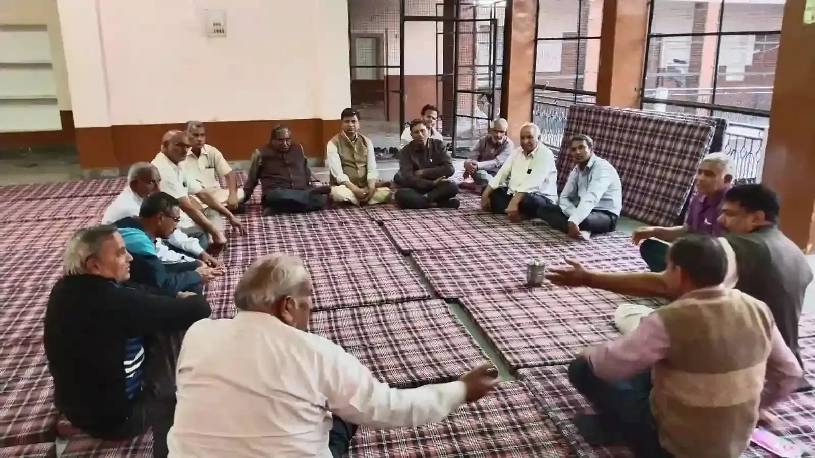 हिंडौन सिटी की बजाज धर्मशाला में सवर्ण समाज संघर्ष समिति की बैठक में उपस्थित पदाधिकारी और सदस्य। हिंडौन सिटी की बजाज धर्मशाला में सवर्ण समाज संघर्ष समिति की बैठक में उपस्थित पदाधिकारी और सदस्य।