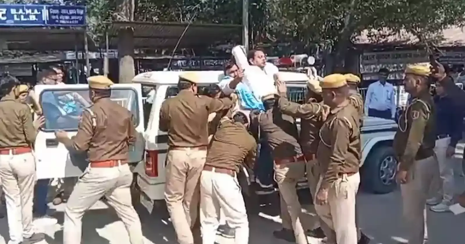 सवाई माधोपुर कलेक्ट्रेट के बाहर प्रदर्शन करते यूथ कांग्रेस कार्यकर्ता और तैनात पुलिस बल। सवाई माधोपुर कलेक्ट्रेट के बाहर प्रदर्शन करते यूथ कांग्रेस कार्यकर्ता और तैनात पुलिस बल।