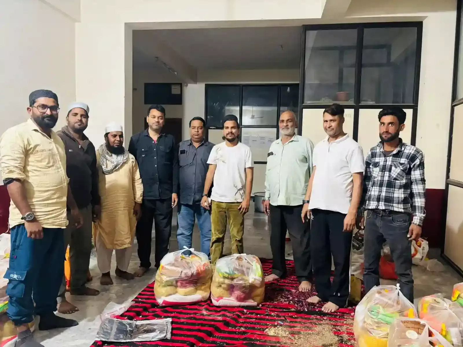 गंगापुर सिटी में हेल्प इन अदर सोशल वर्क टीम द्वारा जरूरतमंदों को राशन किट दी जा रही है। गंगापुर सिटी में हेल्प इन अदर सोशल वर्क टीम द्वारा जरूरतमंदों को राशन किट दी जा रही है।