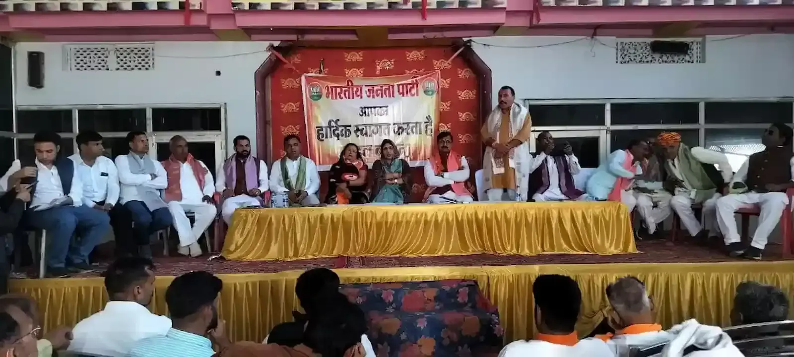 बयाना में भाजपा मंडल की बैठक के दौरान मंच पर बैठे पदाधिकारी और मौजूद कार्यकर्ता। बयाना में भाजपा मंडल की बैठक के दौरान मंच पर बैठे पदाधिकारी और मौजूद कार्यकर्ता।