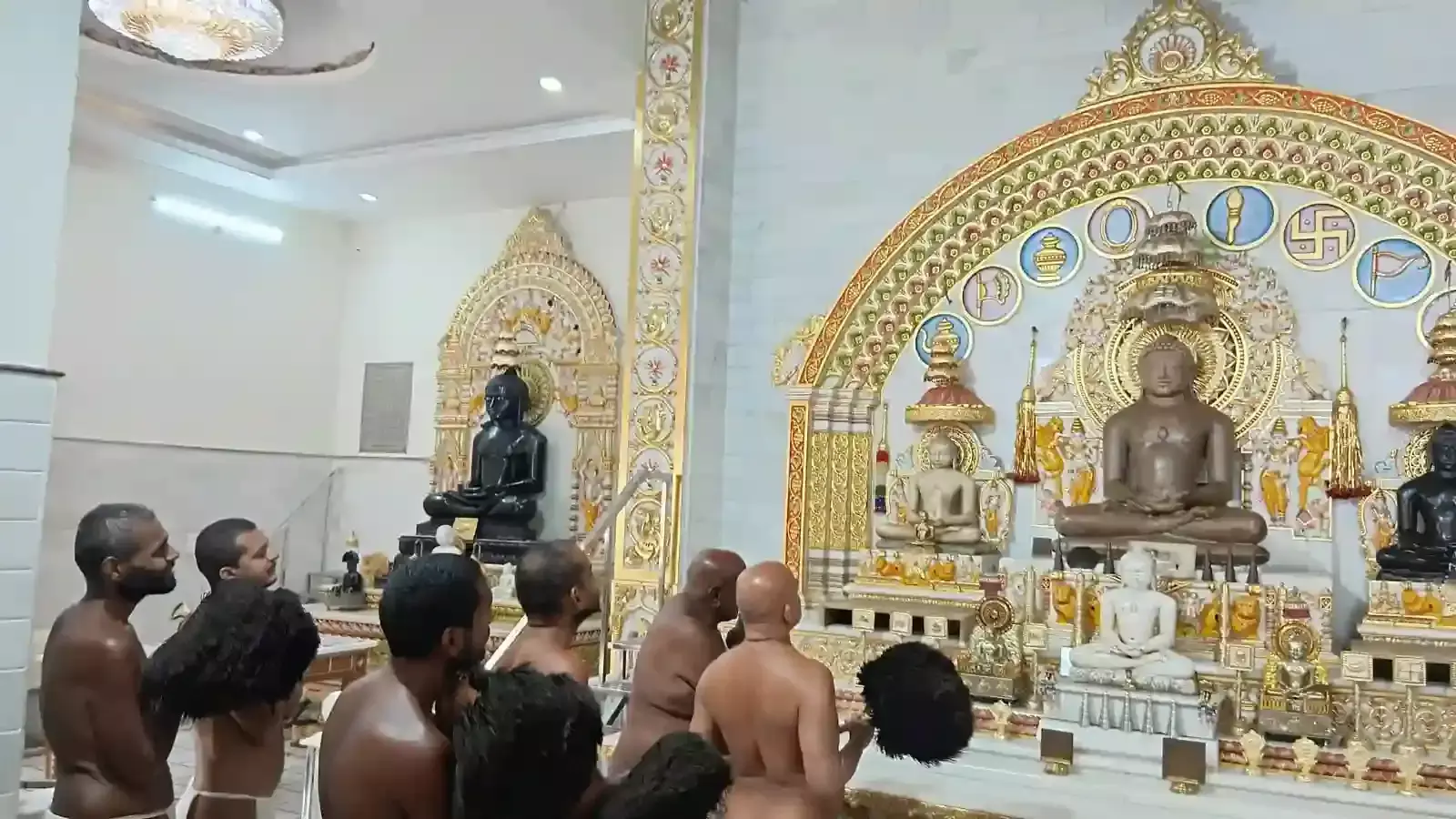 भुसावर के आदिनाथ दिगंबर जैन मंदिर के बाहर मंगल विहार करते मुनि प्रणम्यसागर और श्रद्धालु। भुसावर के आदिनाथ दिगंबर जैन मंदिर के बाहर मंगल विहार करते मुनि प्रणम्यसागर और श्रद्धालु।