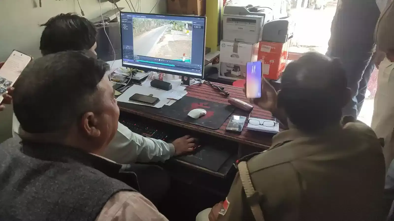 भुसावर में पुलिसकर्मी कबाड़ी की दुकान के बाहर लगे सीसीटीवी कैमरे की जांच करते हुए। भुसावर में पुलिसकर्मी कबाड़ी की दुकान के बाहर लगे सीसीटीवी कैमरे की जांच करते हुए।