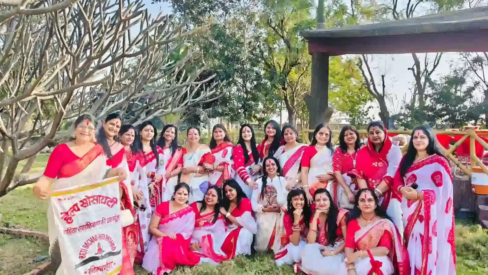 निम्बाहेड़ा के निजी रिसोर्ट में हेल्प सोसायटी की महिला सदस्य फूलों और गुलाल से होली खेल रही हैं। निम्बाहेड़ा के निजी रिसोर्ट में हेल्प सोसायटी की महिला सदस्य फूलों और गुलाल से होली खेल रही हैं।